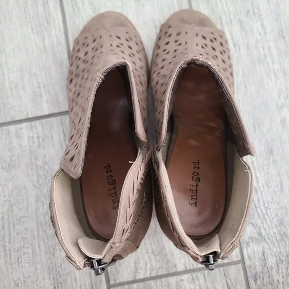 Indigo Rd. ankle booties perforated taupe women's size 9.5 - Picture 10 of 12